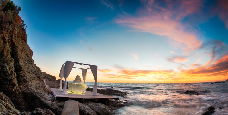 WEDDING CAKE CUTTING ON THE BEACH