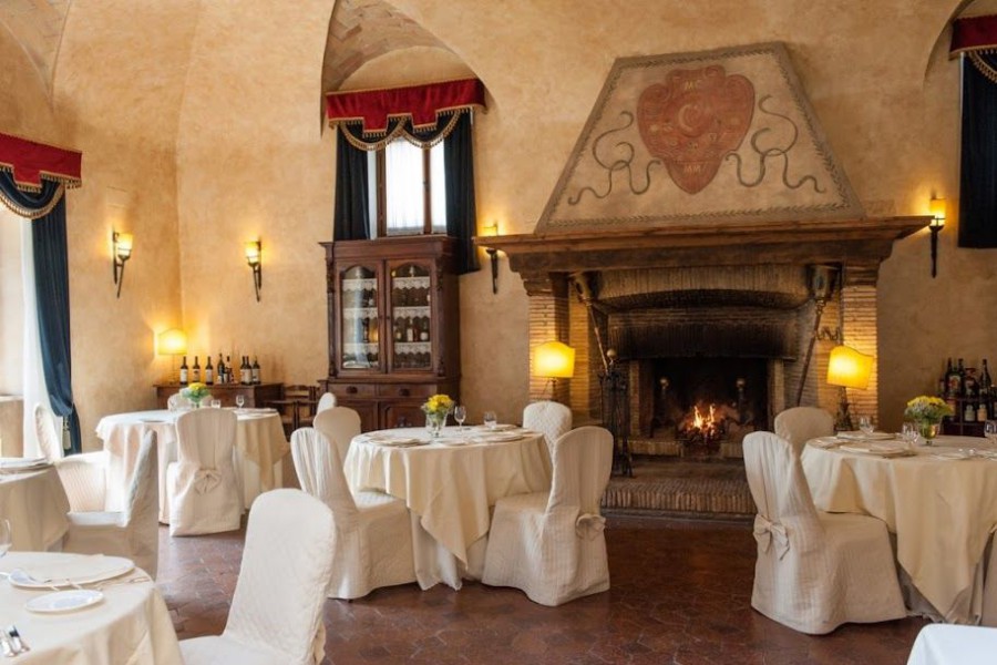 fireplace_wedding_reception_castle_room