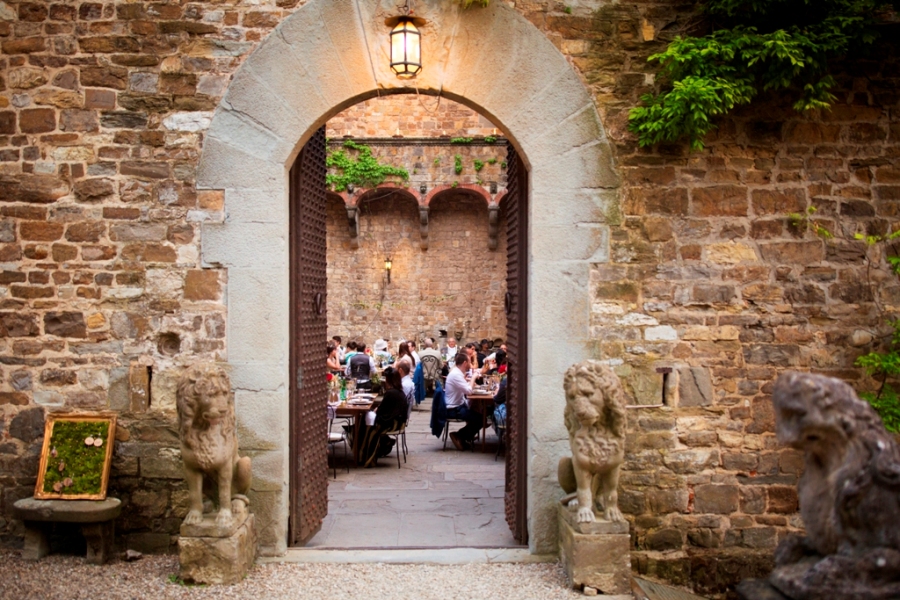 castle_courtyard_wedding_reception